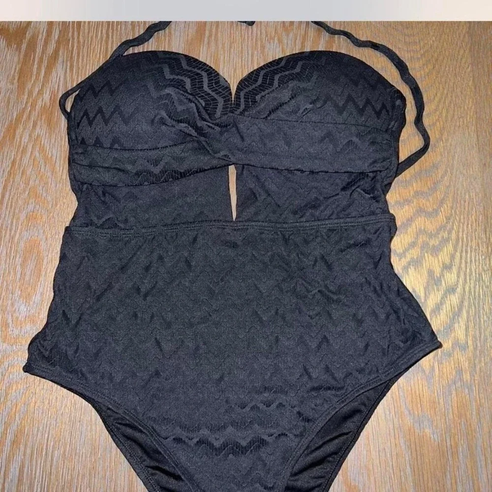 Cupshe Womens Black Chevron Textured Cutout One Piece Swimsuit Monokini NWT - Picture 3 of 4
